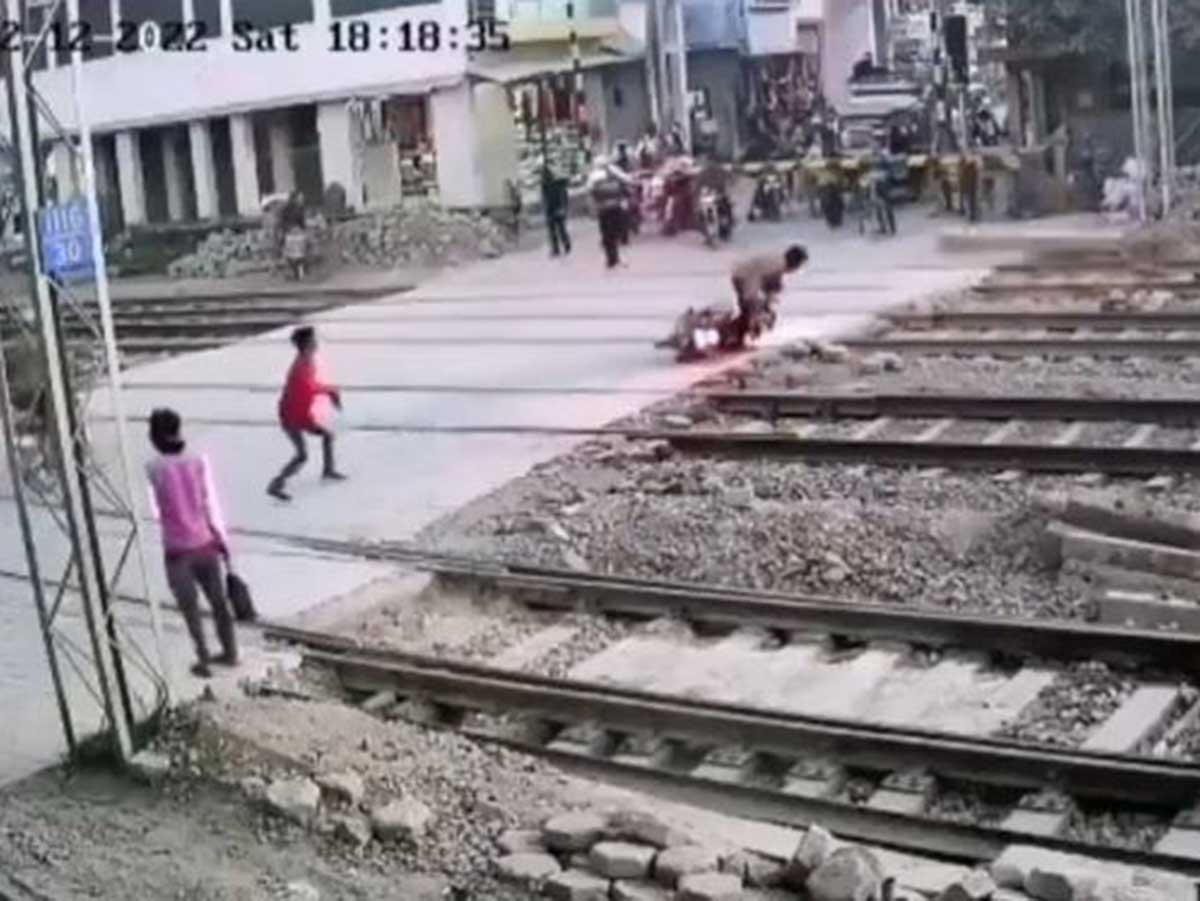 Insólito Hombre se salva de ser atropellado por tren Video