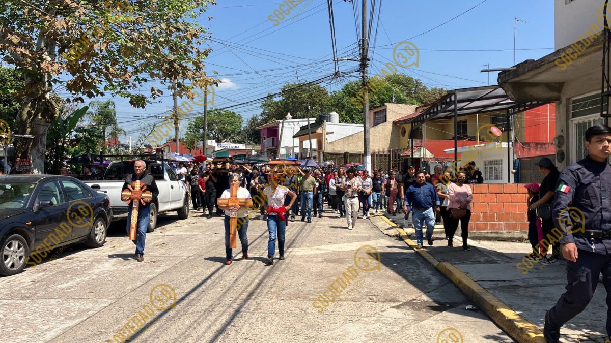 Familiares y amigos dan el último adiós a la familia víctima de