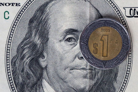 Peso mexicano termina jornada con ganancia de 0.20% ante el dólar