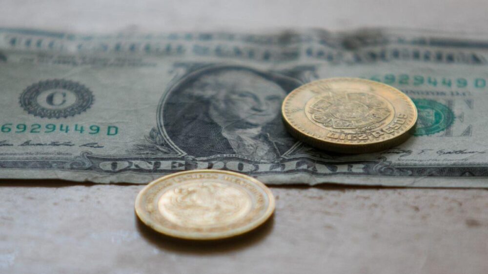 Peso mexicano termina la jornada con ganancia de 0.70% ante el dólar