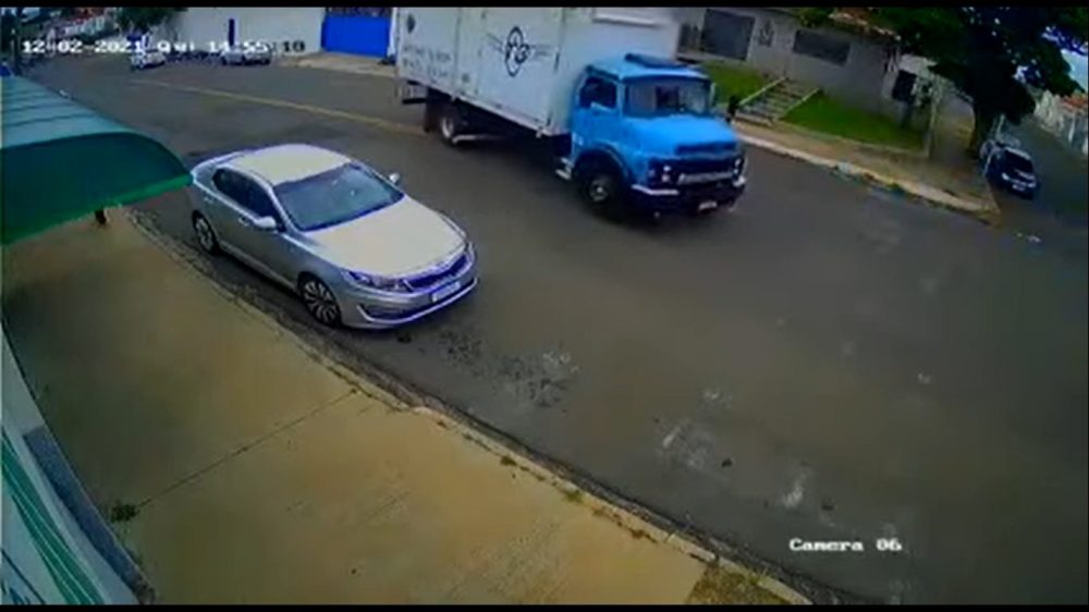 Sin saber manejar una mujer se sube a un camión descontrolado y evita un  gran accidente en Brasil (video) | Sociedad 3.0