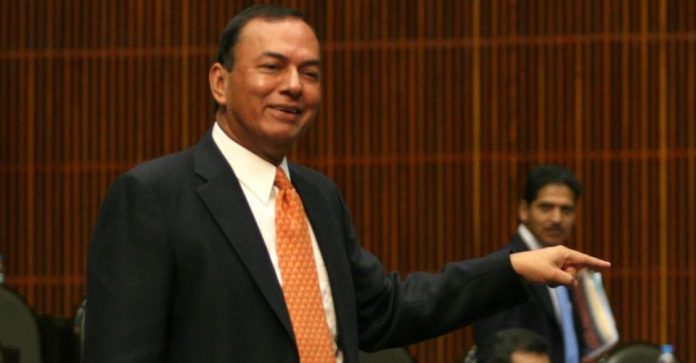 MÉXICO D.F. 06NOVIEMBRE2007.-Sesión ordinaria en la Cámara de Diputados. En la Imagen los diputados, de Convergencia, Manuel del Rio Virgen y Jose Rodríguez Parts, diputado del PAN, momentos antes de la sesión.FOTO: GUILLERMO PEREA/CUARTOSCURO.COM