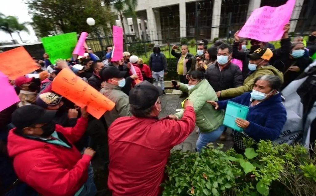Se registra riña entre residentes de Ayahualco en el Congreso del Estado