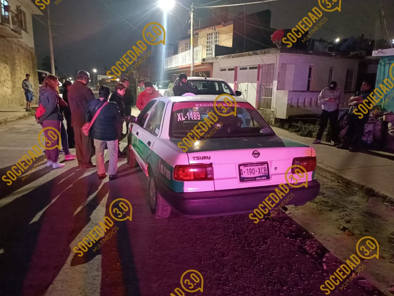 Se impacta camioneta de frente con taxi en la colonia Higueras