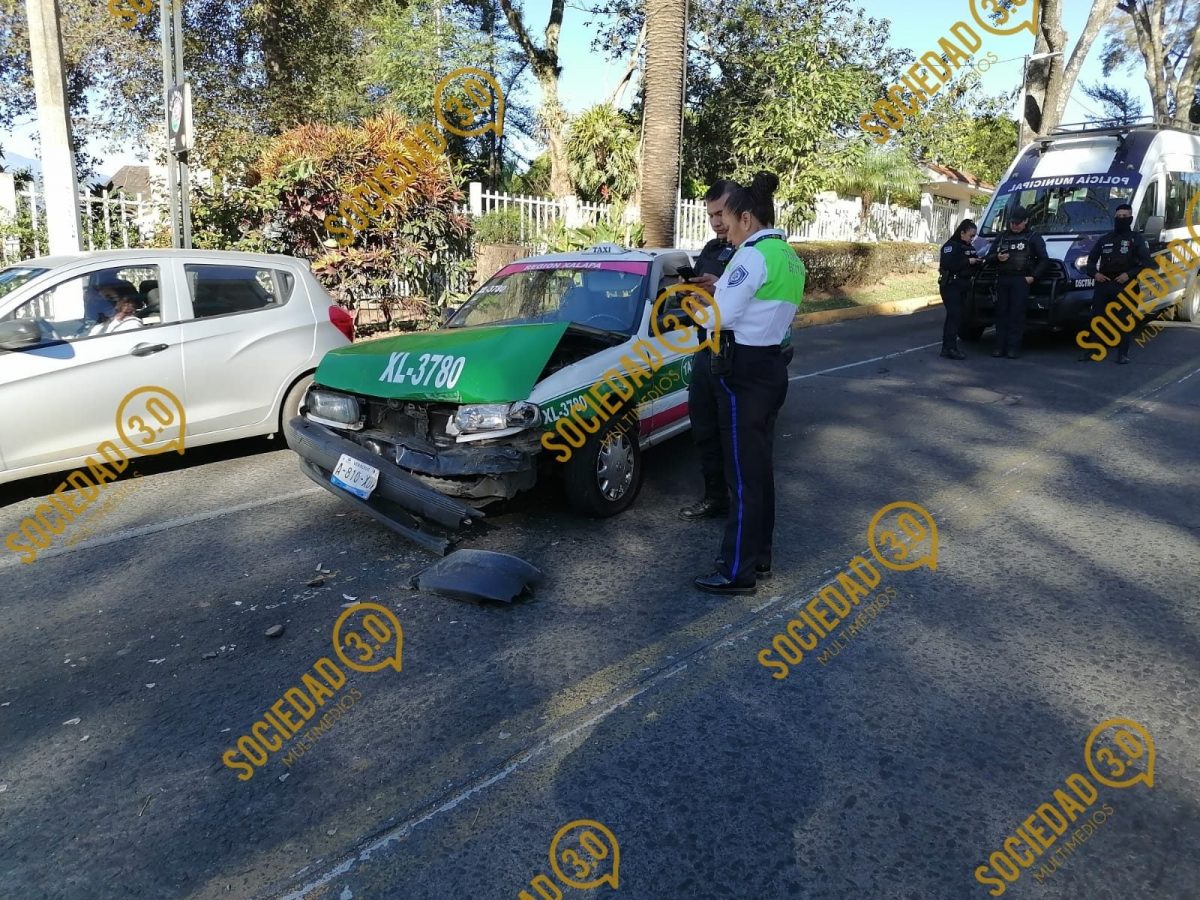 Taxista choca contra combi en la avenida Ávila Camacho