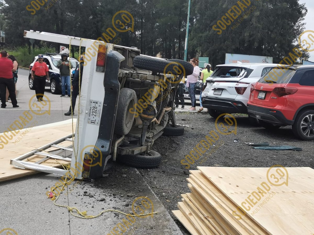 Camioneta vuelca en su camino a la Central de Abastos por falla en ...