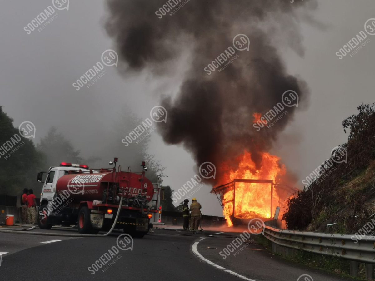 Camión de transportes castores arde en llamas en el ibramiento de Xalapa