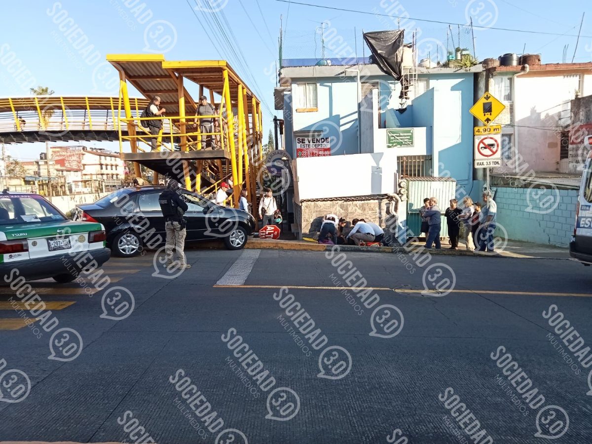 Mujer pierde control de su unidad y atropella a peatón en Av. Lázaro Cárdenas en Xalapa