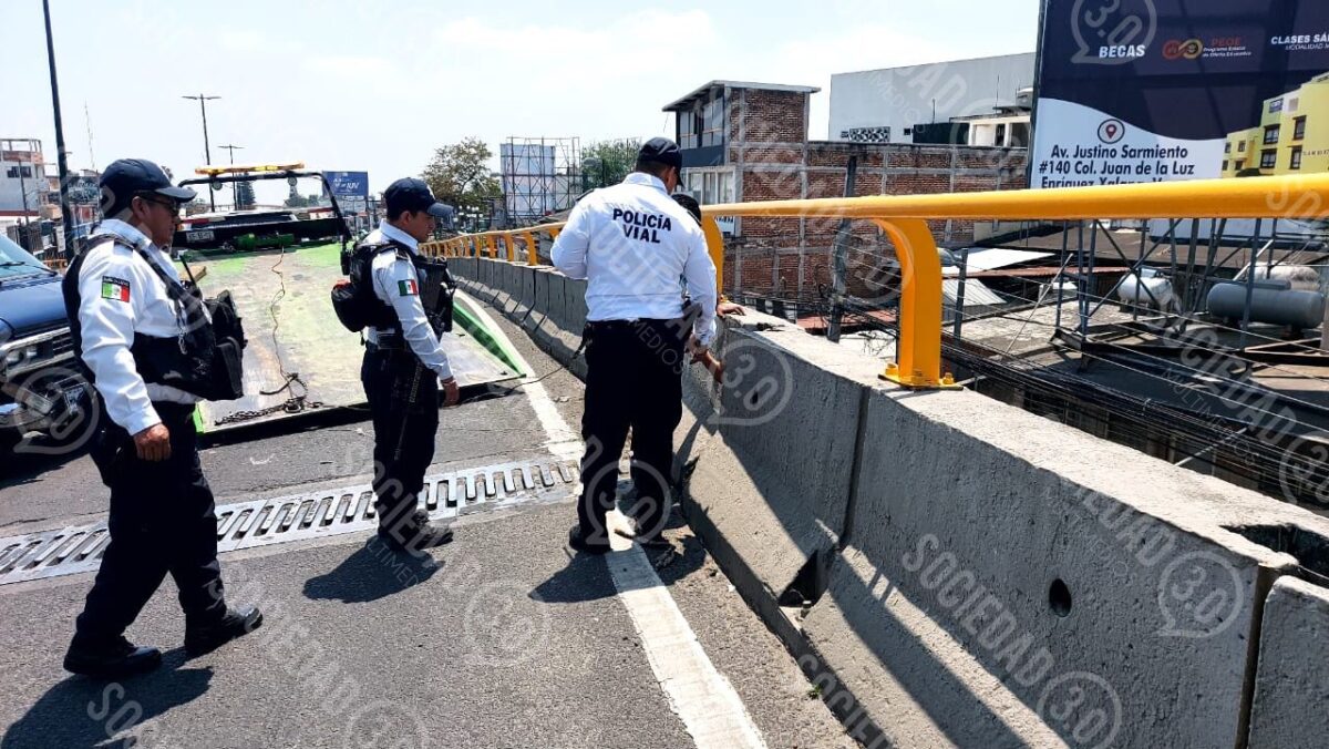 Accidente en el puente Bicentenario de Xalapa provoca cierre de circulación