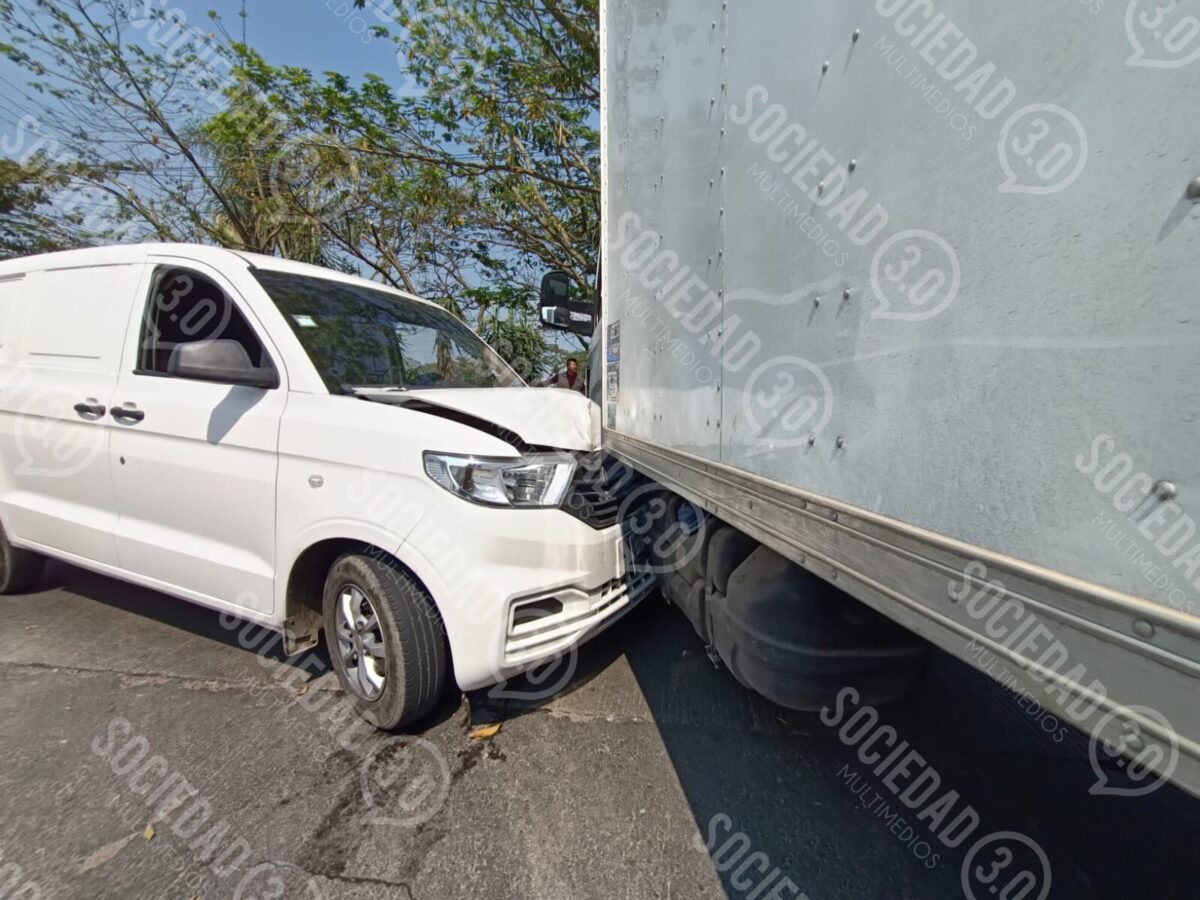 Accidente vehicular en carretera Coatepec – Xico: Solo daños materiales