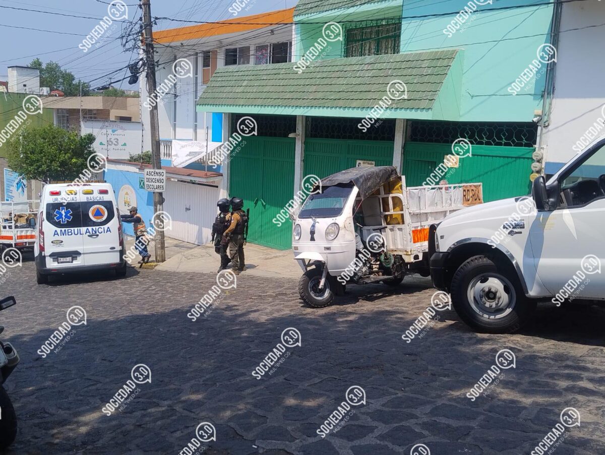 Mujer resulta lesionada tras volcadura de unidad recolectora de basura en Xalapa