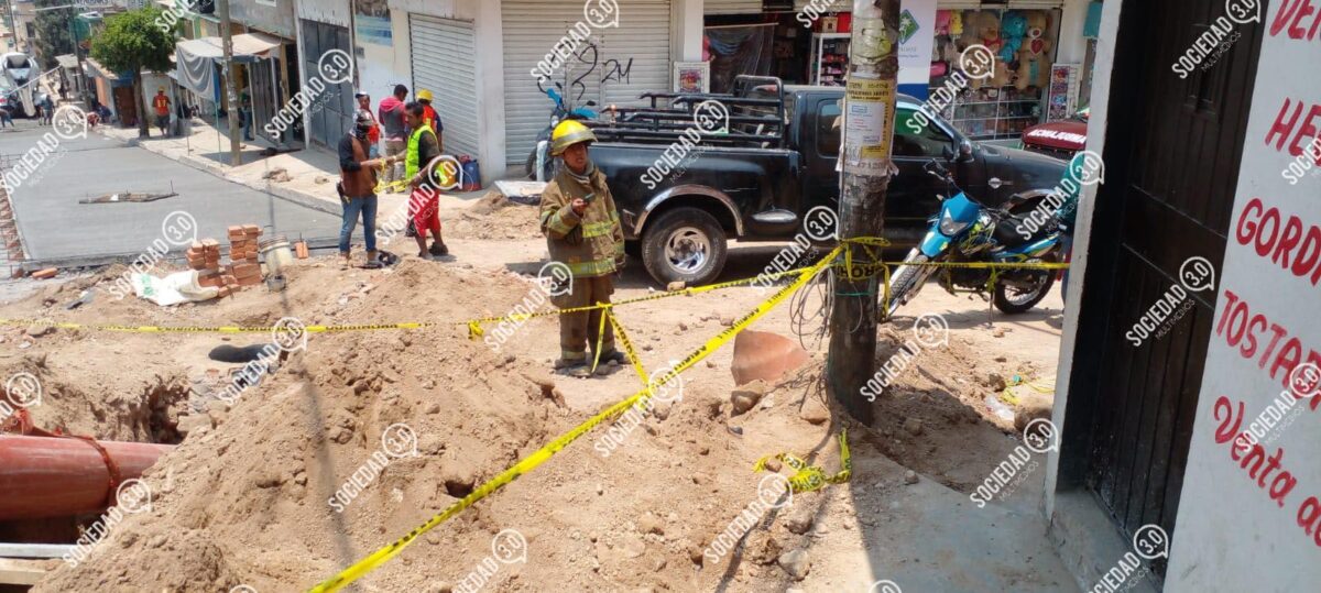 Trabajadores quedan parcialmente sepultado en obra de construcción en Xalapa
