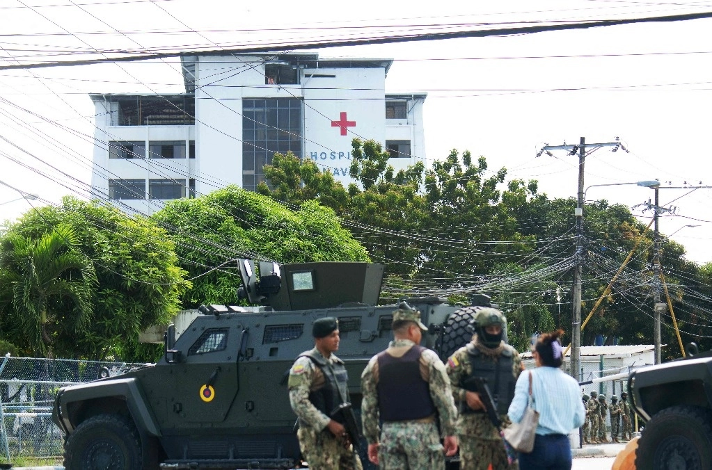 Policías y militares resguardan el hospital a donde fue llevado en días pasados el ex vicepresidente de Ecuador, Jorge Glas, por rehusarse a comer sus alimentos en prisión. Foto Afp