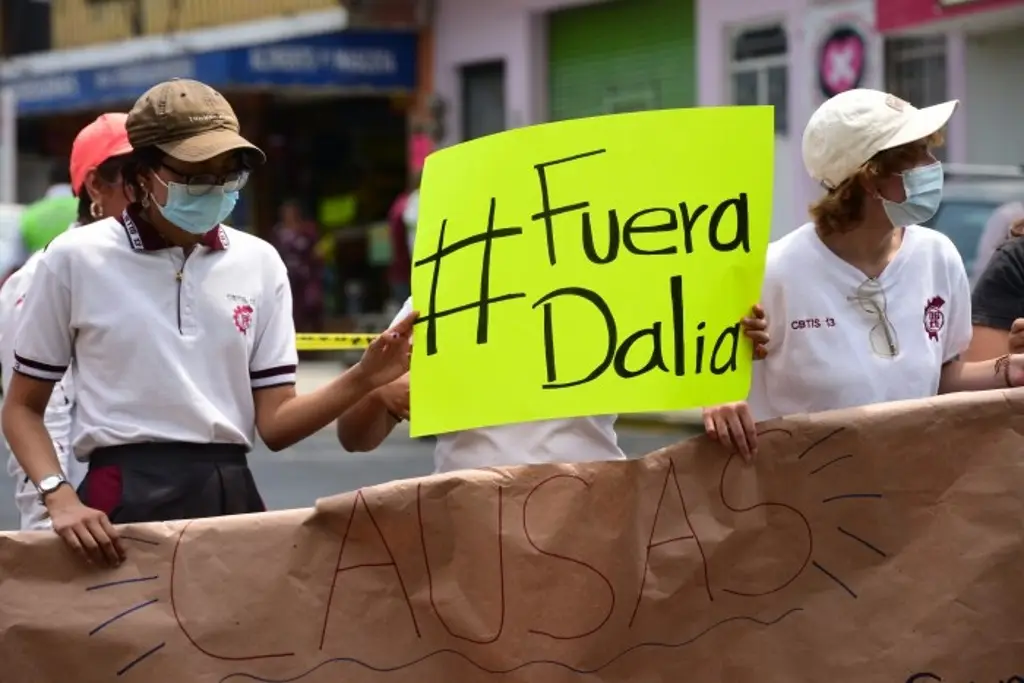 Padres de familia mantienen tomado el CBTIS 13 en Xalapa hasta llegar a acuerdos con autoridades