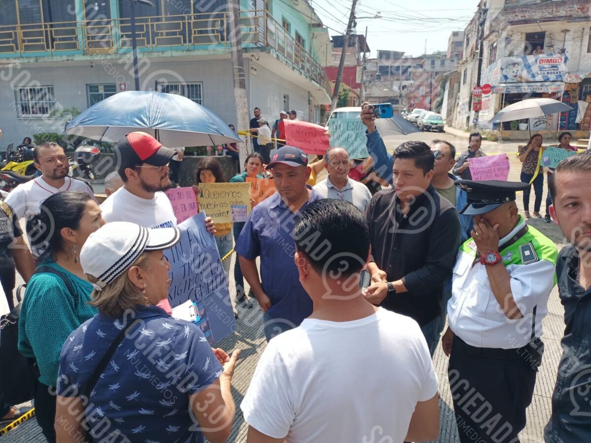 Se mantiene bloqueo en calle Bolivia por padres de familia de la escuela «Hermanos Flores Magón»