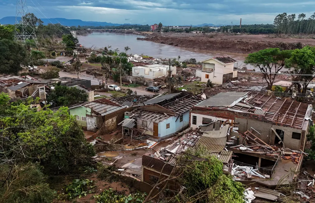 Aumenta a 108 muertos y 136 desaparecidos tras inundaciones en Brasil