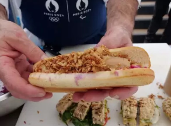 Atletas se quejan de comida en Villa Olímpica de París; “sirven carne cruda”