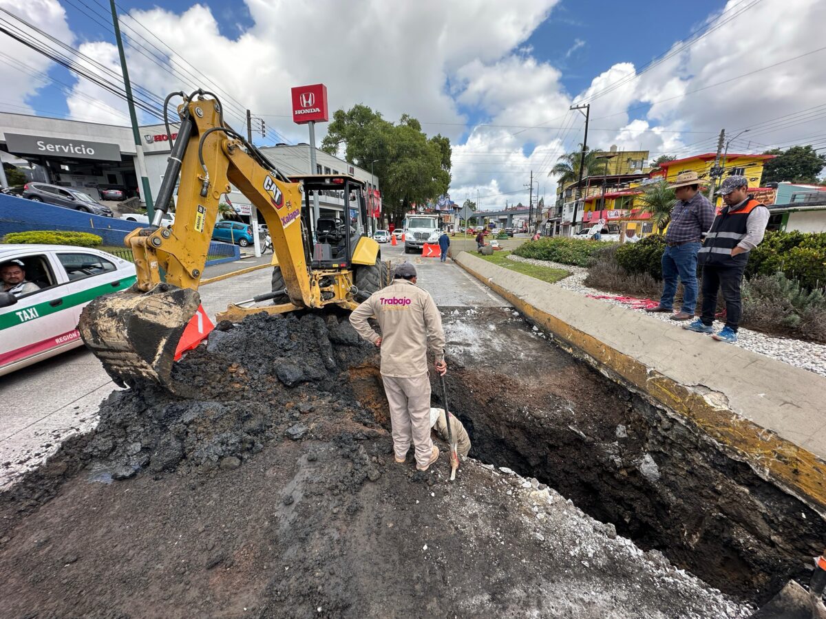 Atiende Ayuntamiento de Xalapa socavón en la avenida Murillo Vidal