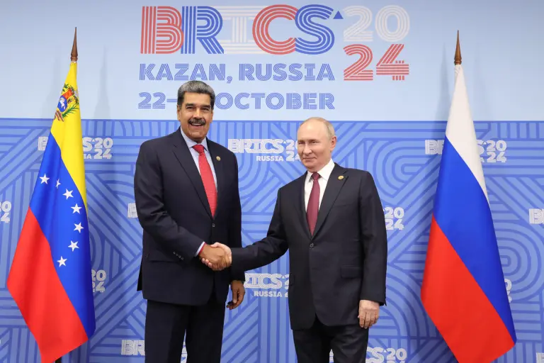 Imagen cedida por prensa Miraflores del presidente de Venezuela, Nicolás Maduro (i), saludando a su homólogo ruso, Vladimir Putin, durante la cumbre de los BRICS en Kazan (Rusia). Foto de EFE/ PRENSA MIRAFLORES