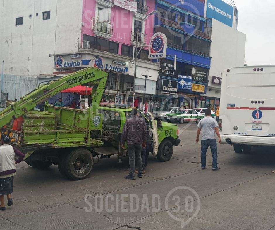 Grúa de Tránsito del Estado protagoniza choque con autobús en la Av. Chedraui Caram