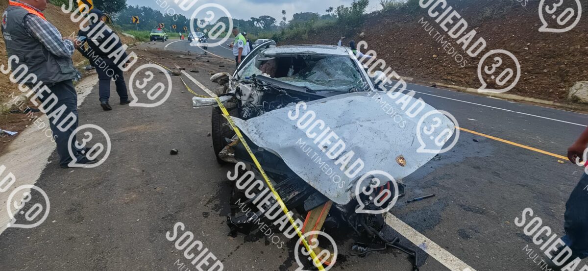 Ebrio conductor destroza un Porsche en el libramiento de Coatepec