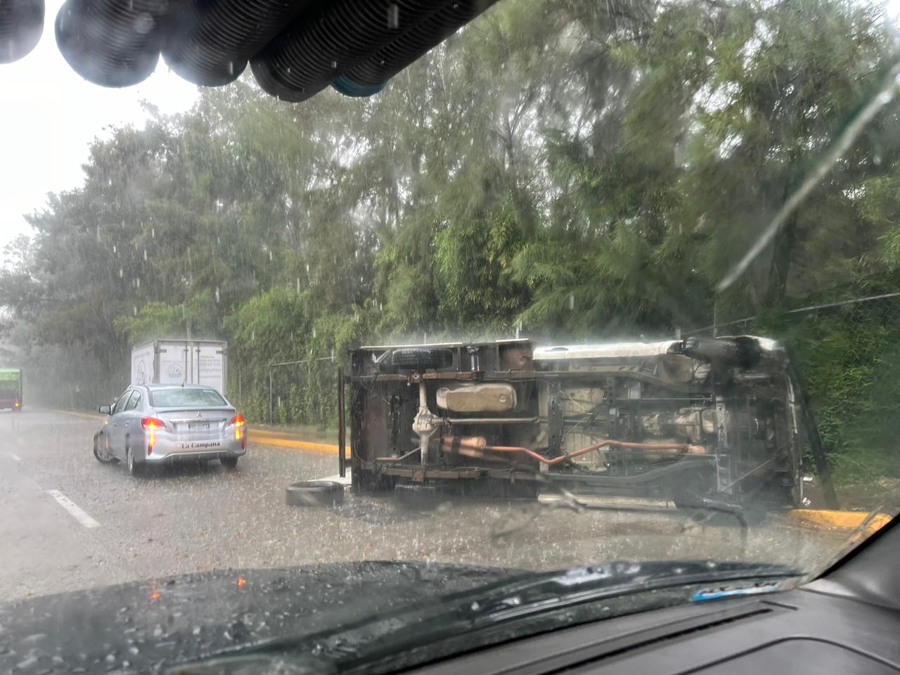 Volcadura de camioneta provoca caos vial en la carretera Xalapa-Veracruz