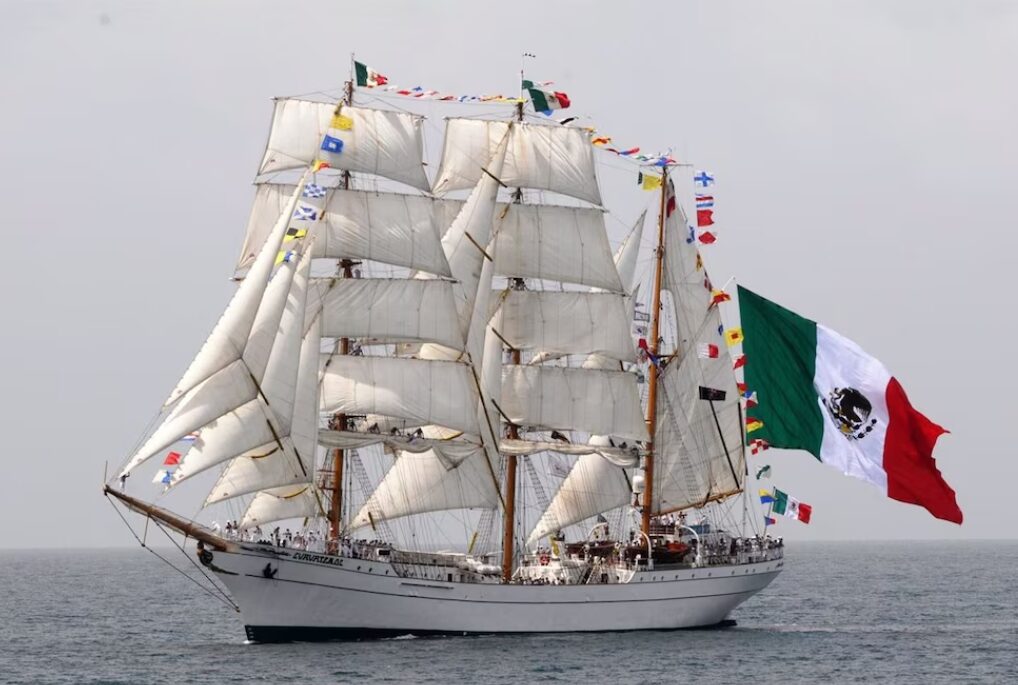 El barco, captado a plenitud, con todo su velamen izado